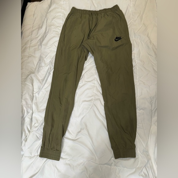 Nike Sportswear woven Joggers pants Olive